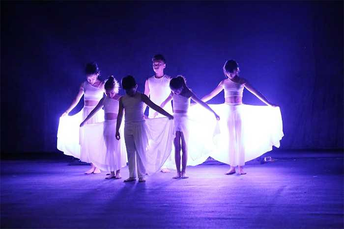 Sắc màu tuổi thơ