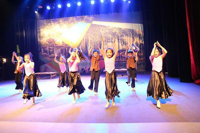 Sắc màu tuổi thơ