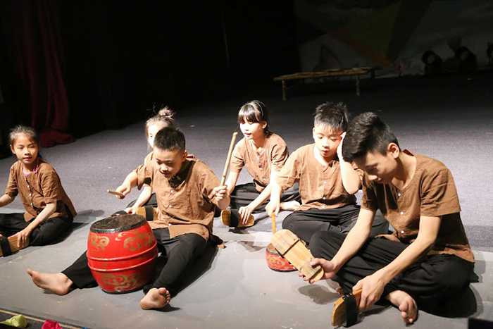 Sắc màu tuổi thơ