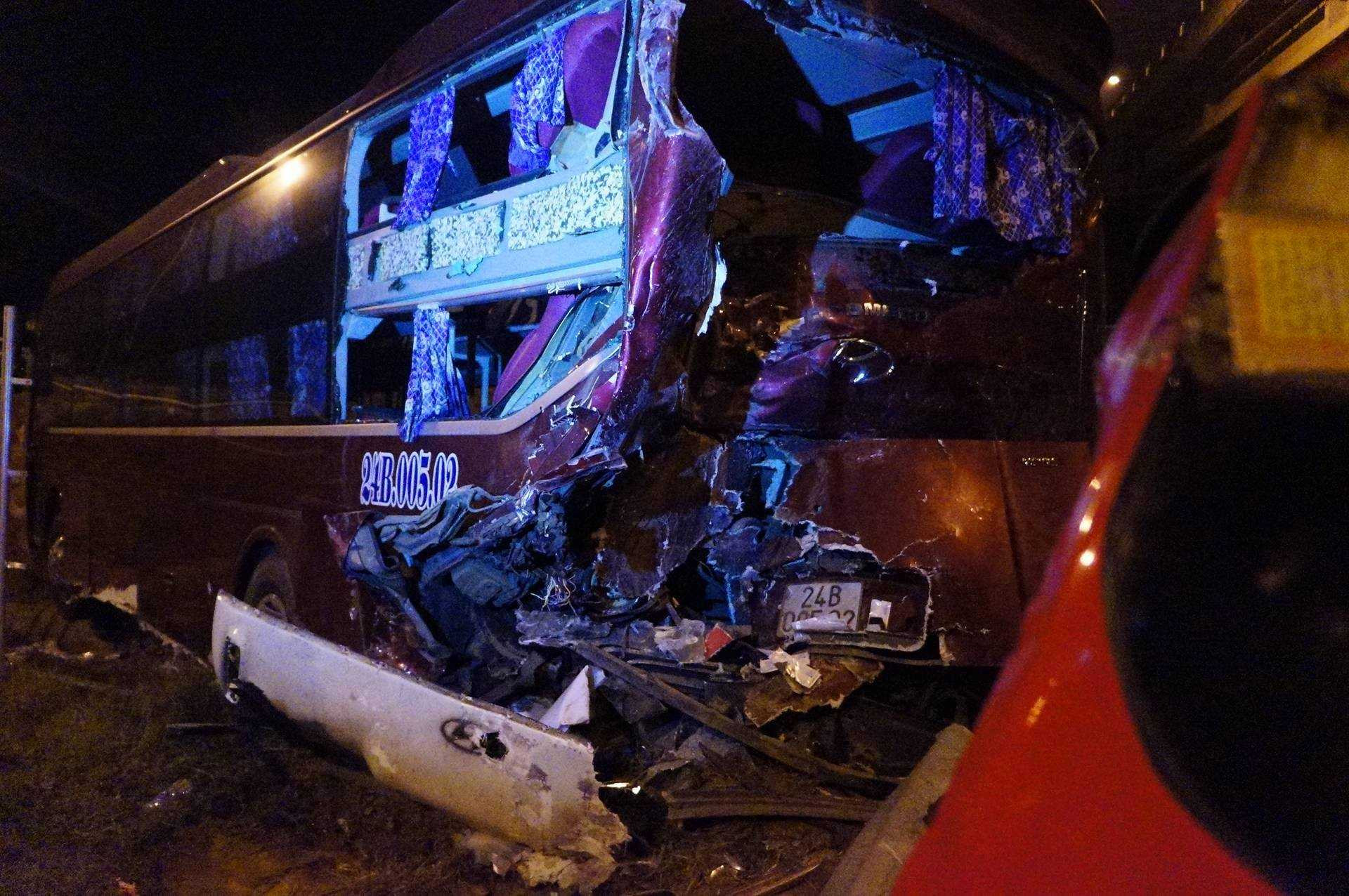 Đầu xe này dính vào đuôi xe kia. Đuôi xe phía trước bị húc nát bét.