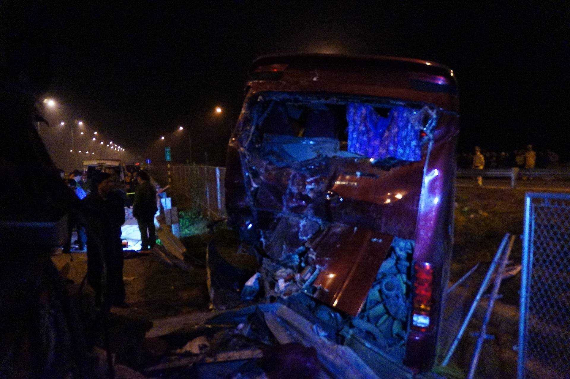 Đầu xe phía sau biến dạng nặng nề.