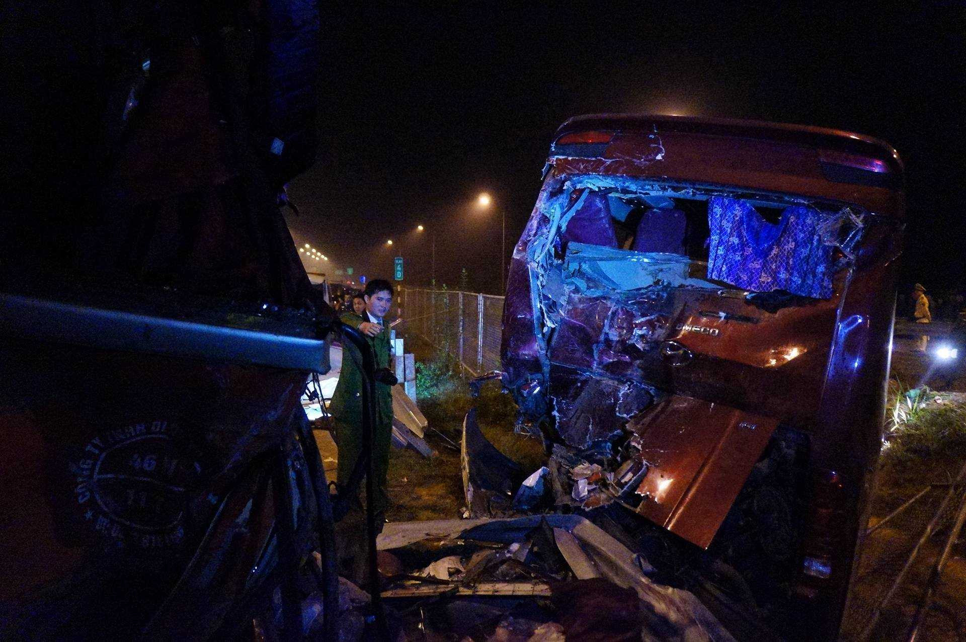 Phó Thủ tướng Nguyễn Xuân Phúc yêu cầu Ban An toàn giao thông tỉnh Vĩnh Phúc khẩn trương chỉ đạo Công an tỉnh phối hợp Công an huyện Lập Thạch điều tra, xác định danh tính các nạn nhân, đồng thời khẩn trương làm rõ nguyên nhân vụ tai nạn và xử lý nghiêm theo quy định của pháp luật đối với các tổ chức, cá nhân vi phạm gây ra vụ tai nạn giao thông đặc biệt nghiêm trọng này.