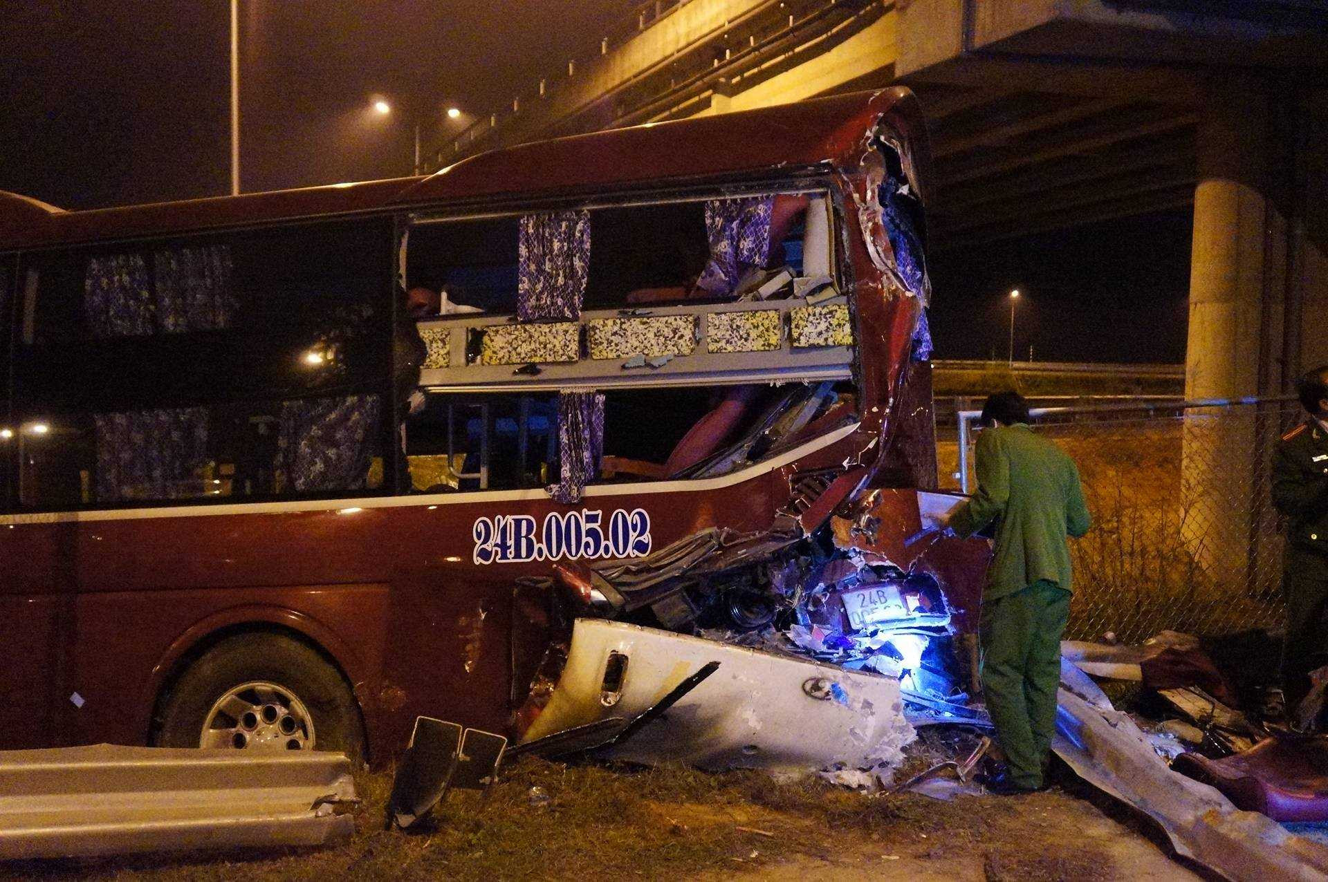 Đến hơn 20h tối 21/12, lực lượng chức năng vẫn đang khám nghiệm hiện trường vụ tai nạn thảm khốc.