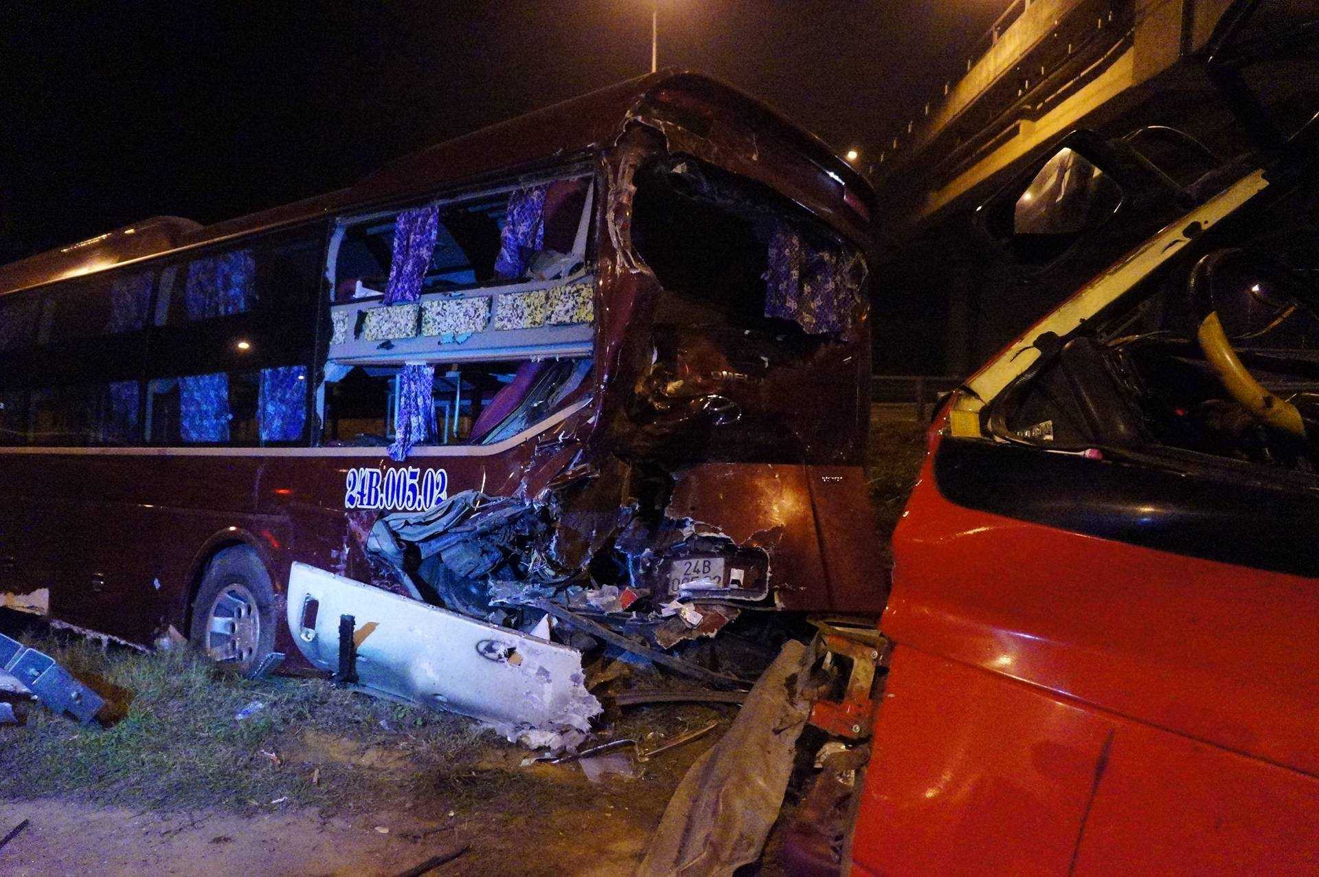 4 hành khách bị thương nhẹ được chuyển vào bệnh viện huyện Lập Thạch.