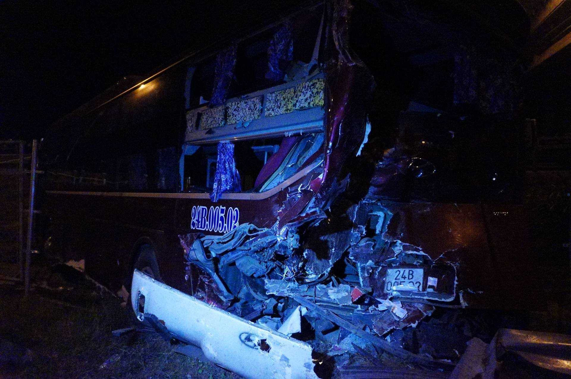 Ghi nhận của PV VTC News tại hiện trường vụ tai nạn, 2 chiếc xe khách bị hư hỏng nghiêm trọng.