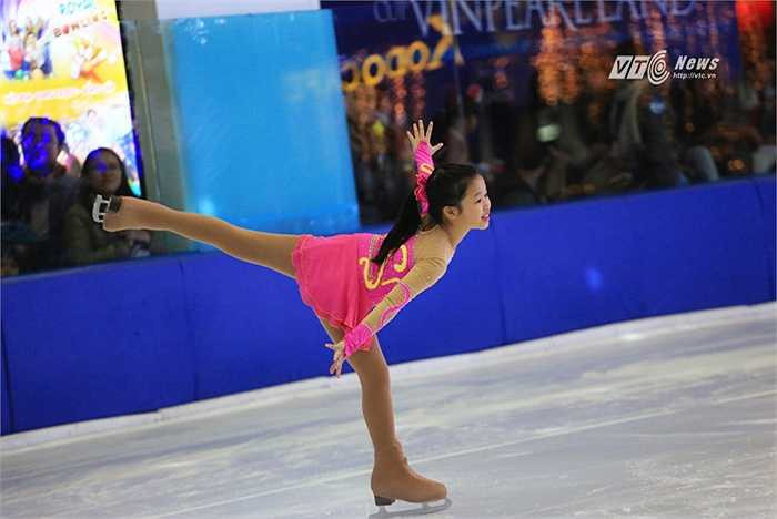 Các thí sinh Việt Nam và nước ngoài tham gia biểu diễn trong buổi bế mạc hôm qua