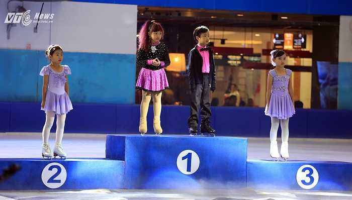 Kết thúc buổi bế mạc, BTC đã trao giải cho 15 vận động viên của 4 nhóm lứa tuổi nam nữ khác nhau