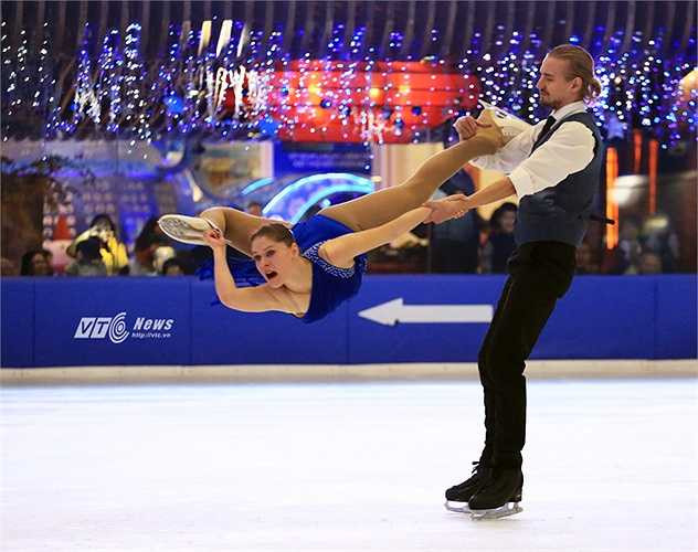 Động tác biểu diễn đẹp của cặp đội HLV