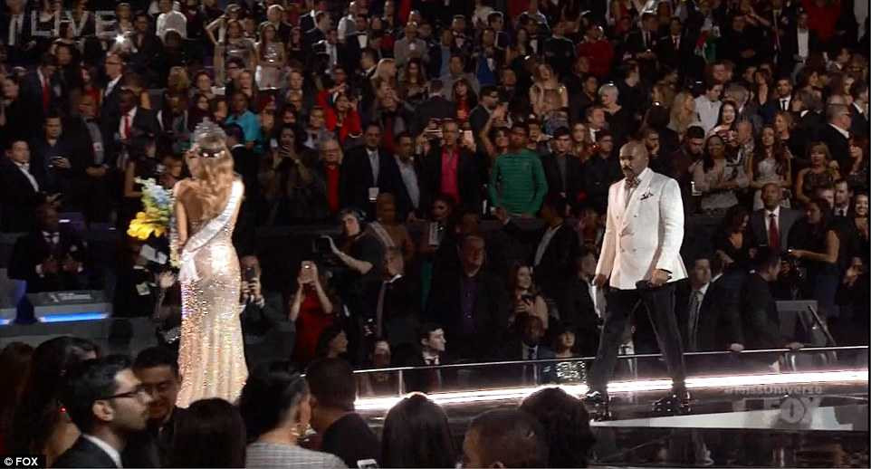 Khoảng khắc MC Steve Harvey quay lại sân khấu để xin lỗi khán giả, Adriadna vẫn đang vẫy chào khán giả