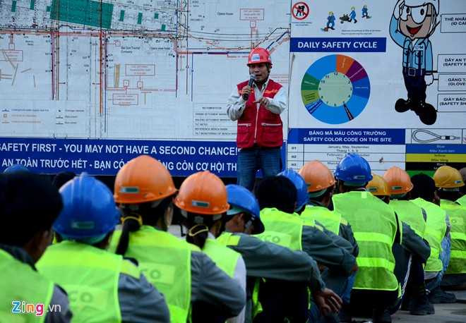 Sau đó, bộ phận an toàn và chỉ huy công trình trao đổi, rút kinh nghiệm, phổ biến kế hoạch công việc trong ngày đối với các bộ phận thi công.