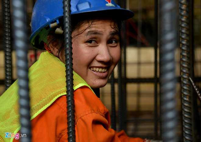 Ngồi trong lồng sắt buộc dây thép, chị Loan (30 tuổi, quê Long An) cho biết, chị và các đồng nghiệp khác đều từ các tỉnh miền Tây lên TP HCM kiếm sống, tham gia xây dựng công trình này từ những ngày khởi công.