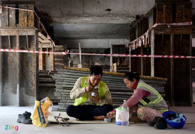 Buổi trưa, vợ chồng anh Úc ăn trưa dưới hầm nhà ga. So với các công trình khác đã làm, chúng tôi rất tự hào khi bàn tay mình có đóng xây dựng hạng mục quan trọng của một công trình lớn, sẽ thay đổi diện mạo của TP, nam công nhân quê Long An chia sẻ.