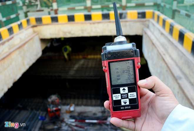 Do thi công dưới hầm nên trước và trong giờ làm việc, Ban An toàn phải liên tục dùng máy phát hiện khí độc CH4, CO2, H2S, đo hàm lượng oxy, nếu thiếu sẽ bổ sung kịp thời.