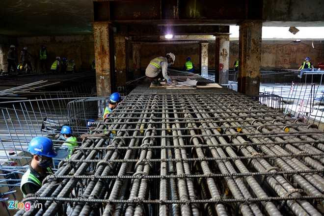 Phía dưới hầm đoạn sát Nhà hát TP ngổn ngang sắt thép. Hàng chục kỹ sư, công nhân, giám sát miệt mài làm việc. Theo một kỹ sư, cuối tháng 12 sẽ đổ 1.400 m3 bêtông cho sàn B1 và huy động thêm nhiều công nhân.