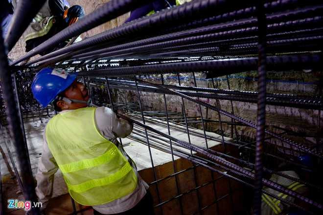Đội nam công nhân cùng phối hợp trên và trong các lồng khung để luồn thanh thép, chỉnh lại thanh đà. Nếu không để ý sẽ bị trật nhịp. Khi đó chúng tôi phải lấy ra luồn lại. Vì thế cần có một người đứng phía trên quan sát chỉ đạo cho nhóm phía dưới kịp chỉnh lại, một người cho biết.