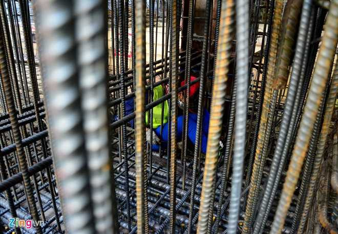 Đội nữ công nhân không phải làm những việc nặng. Công việc chủ yếu của họ là chui vào lồng khung, gập người trong không gian chật hẹp để dùng dây thép cột chặt những thanh thép trên giàn.