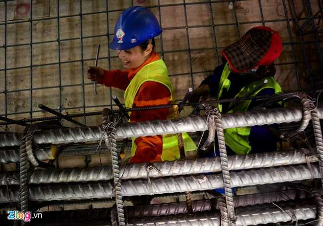 Việc di chuyển ra khỏi các lồng khung cũng không hề đơn giản. Chị Huỳnh Thị Tím (quê Đồng Tháp) cho biết, công việc tuy không quá khó khăn nhưng luôn phải cẩn thận, nếu sơ sẩy người hoặc tay chạm vào các cạnh nhọn sẽ bị chảy máu, ê buốt.