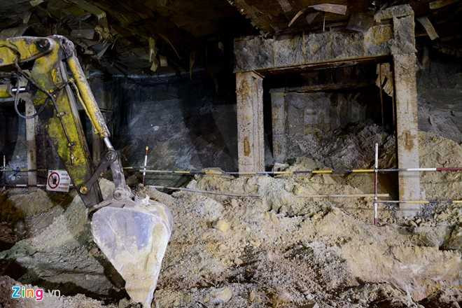 Tại hầm dưới đường Nguyễn Huệ, 3 chiếc máy đào đất được đưa xuống thi công sàn B1.