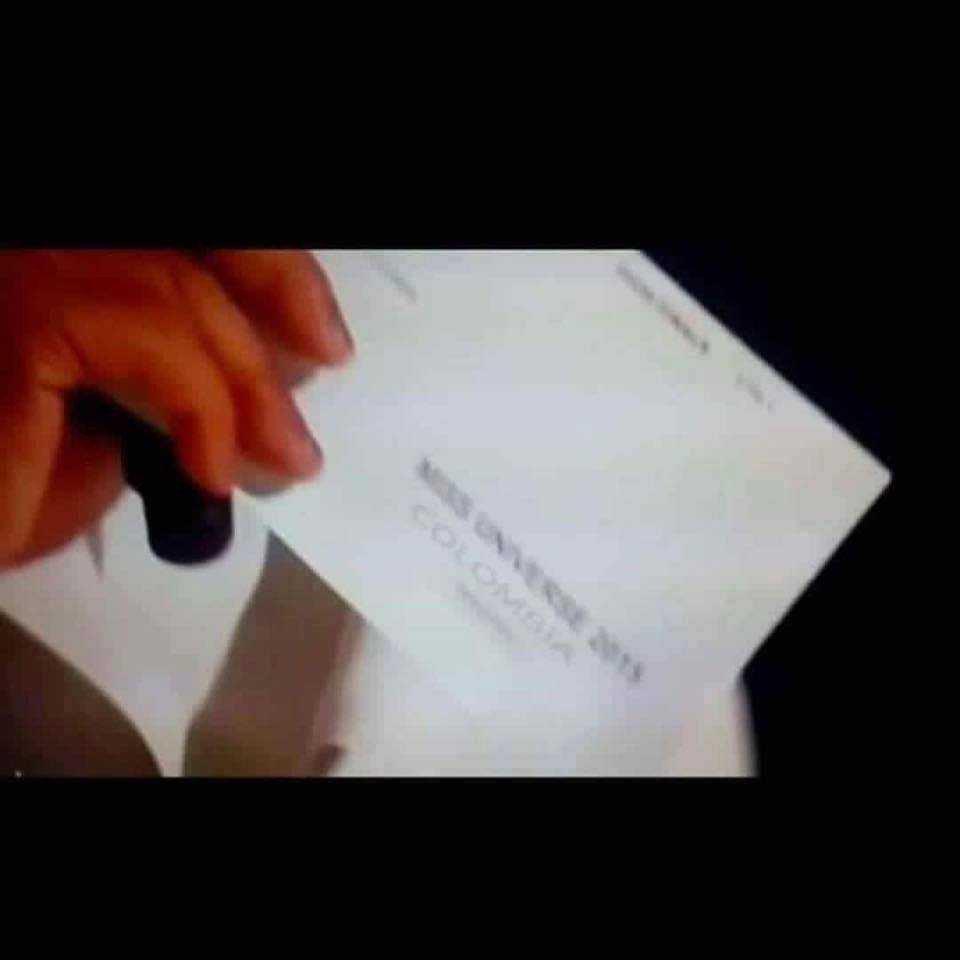 Ở chiếc phong bì đầu tiên, dòng chữ Colombia được in thẳng lên giấy