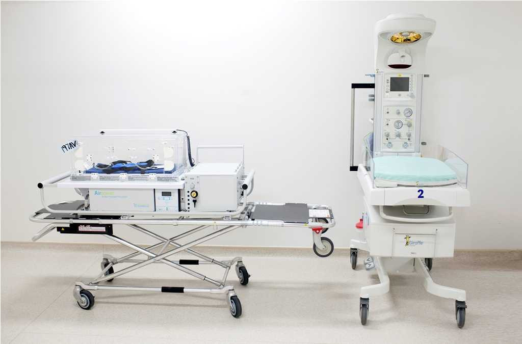 Máy vận chuyển trẻ sơ sinh của Airborne và máy sưởi của Giraffe