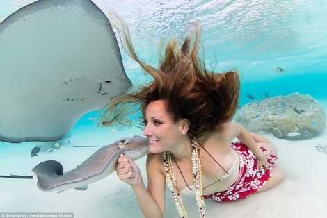 Người mẫu tạo dáng bên loài cá cực độc của đại dương Người mẫu tạo dáng bên loài cá cực độc của đại dương