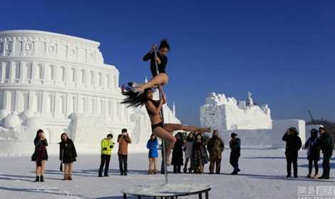 Đám đông theo dõi màn múa