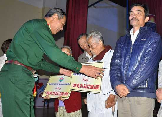 Trung tướng Nguyễn Đức Soát trao sinh kế cho nạn nhân bom mìn - Ảnh: Báo Quảng Nam