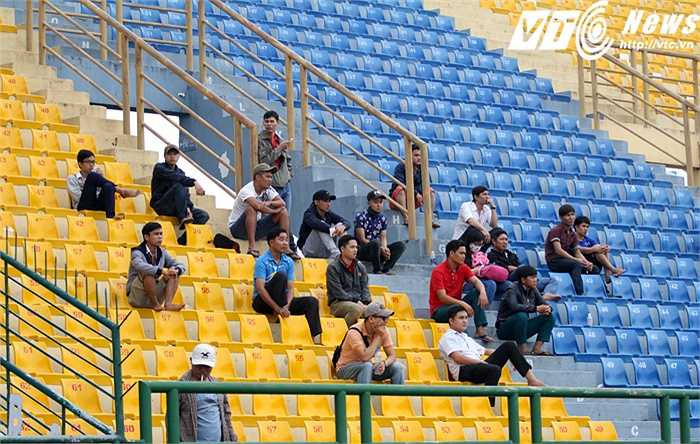 Một vài khán giả đã đến xem buổi tập nhẹ của U23 Việt Nam