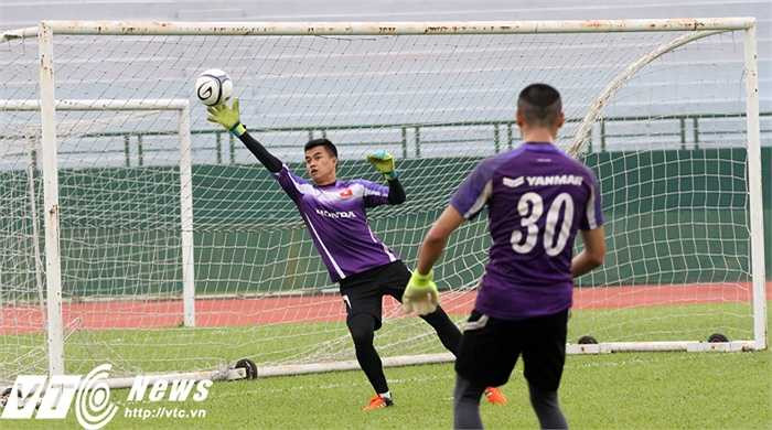 Phạm Văn Tiến được đánh giá cao ở thể hình, nhưng khả năng phán đoán tình huống, sự nhanh nhẹn của thủ môn HAGL vẫn còn là một điểm trừ khá lớn
