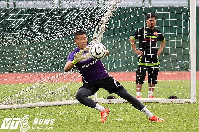 Trong buổi tập sáng nay, Phí Minh Long thể hiện khá tốt những phẩm chất đã giúp anh có được vị trí chính thức trong màu áo U23 Việt Nam hồi SEA Games 28 