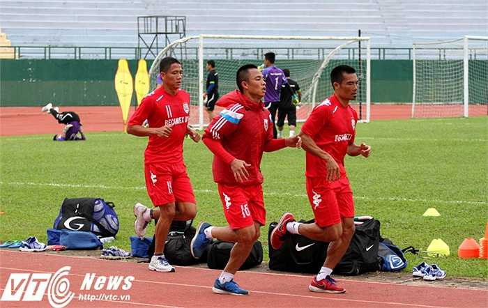 Vì B.Bình Dương cũng đang trong giai đoạn tập luyện chuẩn bị cho mùa giải V-League 2016, cho nên U23 Việt Nam phải chia làm 2 nhóm tập trong sáng nay