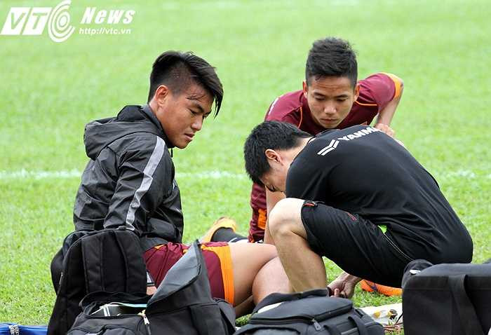 Trung vệ Hoài Lâm được trợ lý thể lực Kubo Shinichi chăm sóc kĩ lưỡng