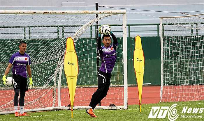 Chỉ có 3 gương mặt được chọn nên cả bốn thủ môn U23 Việt Nam còn lại đều tích cực tập luyện