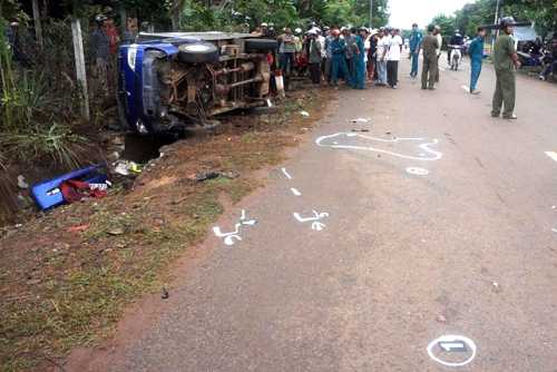 Xe tải hất tung nhóm học sinh rồi lật nhào bên đường. Ảnh: Xuân Thắng