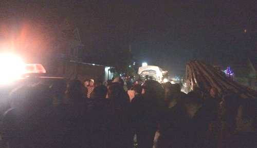 Hàng chục người dân vây xe lực lượng cảnh sát giao thông tại hiện trường. Ảnh: Ngọc Phan.