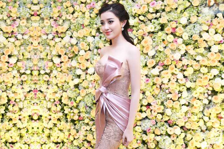 Chưa kể, kiểu dáng cúp ngực góp phần tôn lên làn da trắng mịn màng của Á hậu Huyền My. Cô được chuyên gia trang điểm hoàn thiện ngoại hình với kiểu tóc xoã dài thẳng mượt, lối make-up tông màu nude và nhấn nhá vào đôi mắt.