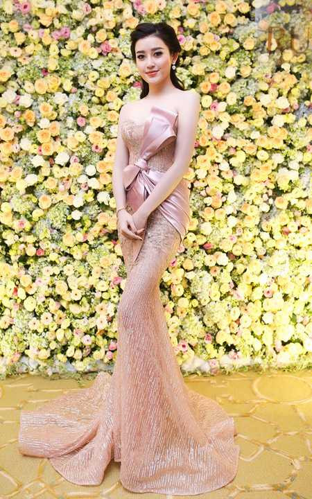 Tại sự kiện, Huyền My thu hút sự chú ý và nhận được nhiều lời khen tặng về vẻ ngoài sang trọng, quyến rũ của mình.