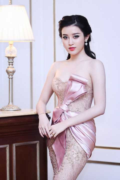 Dù di chuyển tất bật, Huyền My vẫn giữ được <a href='https://vtcnews.vn/suc-khoe.321.0.html' >sức khoẻ</a> và phong thái rạng rỡ, tươi trẻ nhờ chăm chỉ tập luyện thể dục mỗi ngày và chế độ ăn uống khoa học. Cô chú trọng ăn nhiều rau, trái cây, uống nhiều nước lắm trong khẩu phần ăn và hạn chế ăn ngọt, tinh bột hay thức ăn có nhiều gia vị.