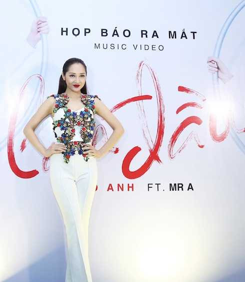 Bảo Anh diện một bộ jumpsuit với phần cổ trễ khoe vẻ sexy.