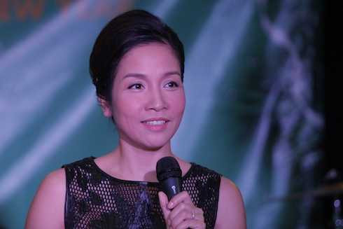 Bắt gặp nhạc sỹ Anh Quân ngẩn ngơ ngắm vợ Mỹ Linh từ xa