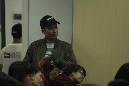 Nhạc sỹ Anh Quân cũng có mặt nhưng chỉ ngắm vợ từ xa. Hình ảnh này khiến khán giả ngưỡng mộ vì tình cảm nhiều năm không thay đổi của cặp vợ chồng nhạc sỹ - ca sỹ này.