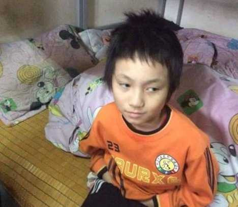 Bé trai đang được các chiến sĩ chăm sóc tại đồn