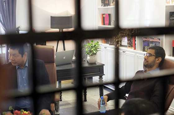 CEO của Google đang trò chuyện với ông Trương Gia Bình tại phòng chờ - Ảnh: ICT News