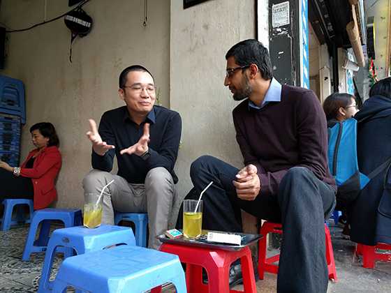 Sundar Pichai chăm chú nghe Nguyễn Hà Đông trò chuyện