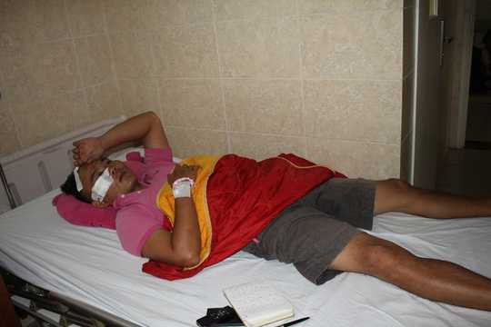 Nạn nhân được người dân hỗ trợ đưa vào bệnh viện điều trị