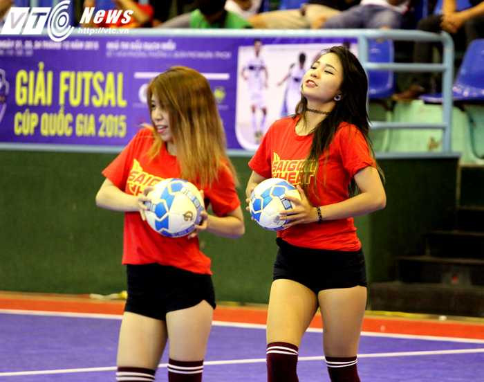 Đội cổ vũ Saigon Hot Girls là một trong những nét hấp dẫn của giải Futsal cúp QG 2015 (ảnh: Hoàng Tùng)