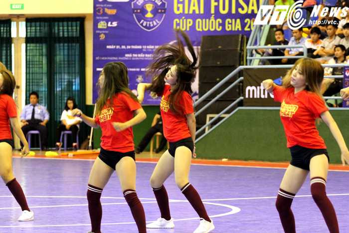 Vũ đạo bốc lửa trên nền nhạc sôi động của dàn cổ động Saigon Hot Girls (ảnh: Hoàng Tùng)