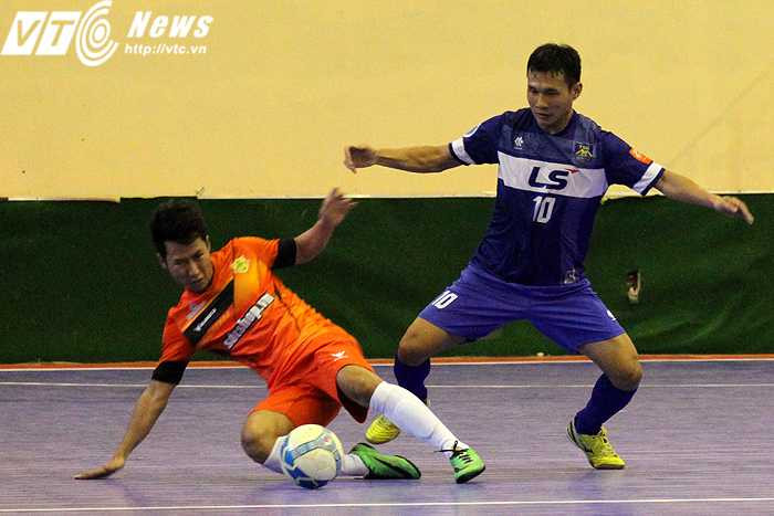 HLV trưởng kiêm cầu thủ - Nguyễn Bảo Quân (áo xanh) của Thái Sơn Nam (ảnh: Hoàng Tùng)