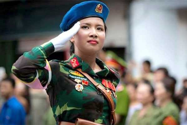 Sáng 2/9, nữ quân nhân Phạm Trúc Sơn Quỳnh dẫn đầu đoàn diễu binh, diễu hành khối Quân y đã thu hút sự chú ý của đông đảo người dân.