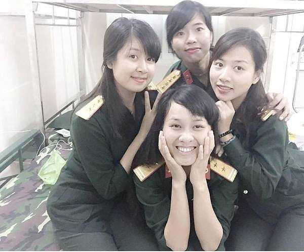 Hai nữ quân nhân xinh đẹp khiến dân mạng mê mẩn